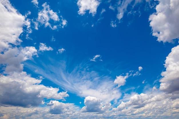 Fondo de cielo nublado azul de verano.