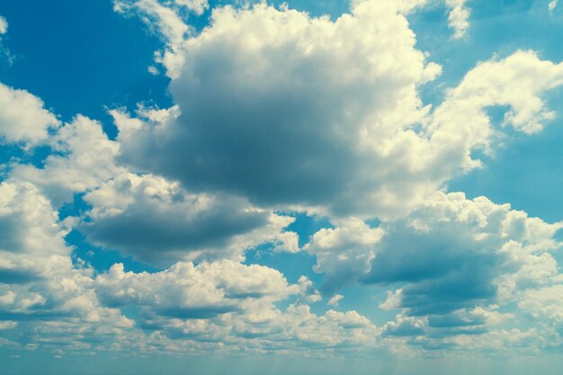 Fondo de cielo nublado azul de verano