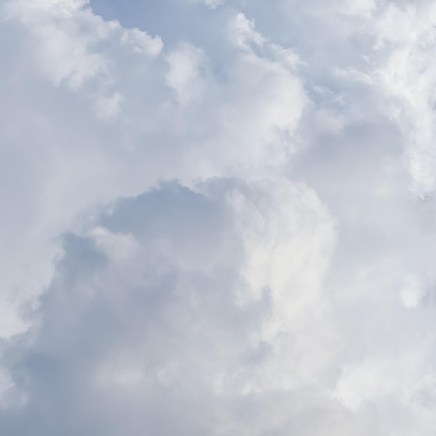 Fondo de cielo nublado La luz del sol brilla a través de nubes blancas