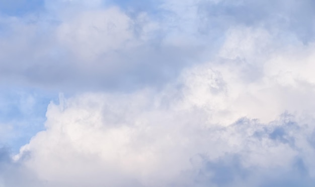 Fondo de cielo nublado con nubes de color rosa pálido al atardecer