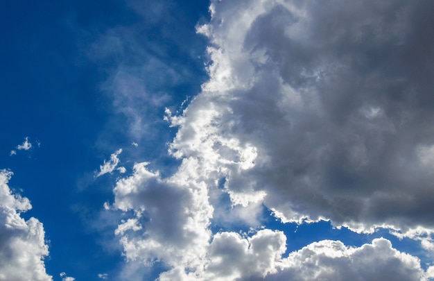 Fondo de cielo nublado