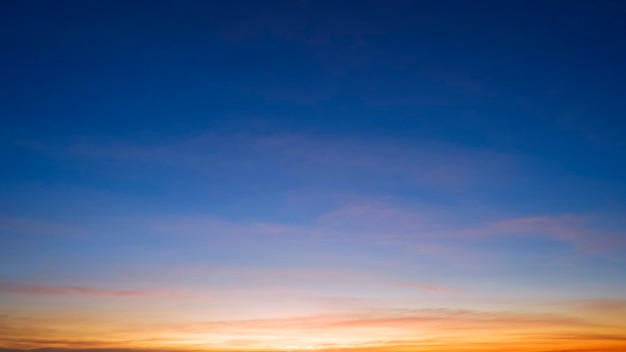 Fondo de cielo oscuro con hermosa luz solar y nube de puesta de sol después de la puesta del sol en el cielo azul Crepúsculo