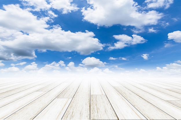 Fondo de cielo con piso de madera.