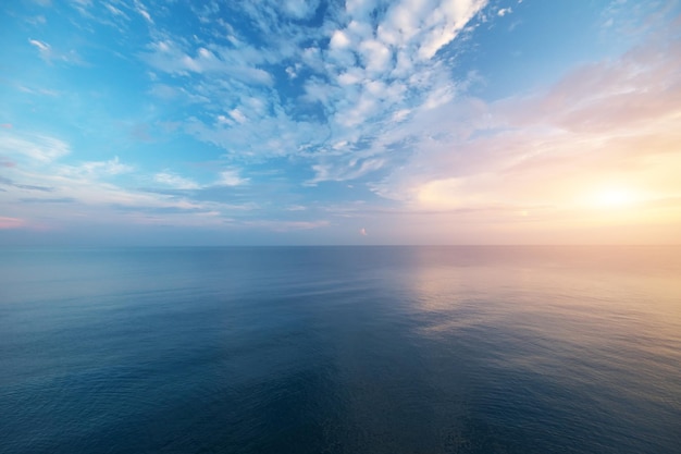 Fondo del cielo en la reflexión de la puesta del sol y el agua.