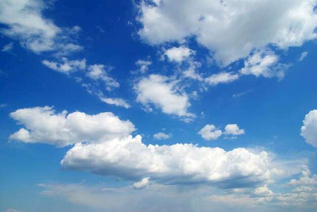 Fondo de cielo soleado con nubes diminutas