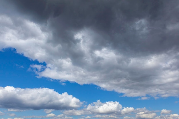 Fondo de cielo sombrío y nubes negras oscuras. textura superficial cielo tormentoso..