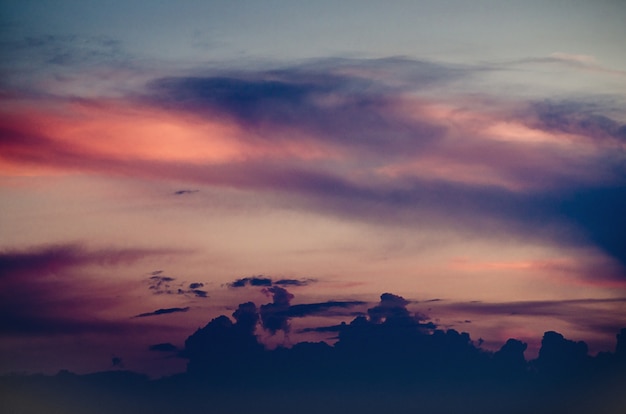 Fondo del cielo de la tarde