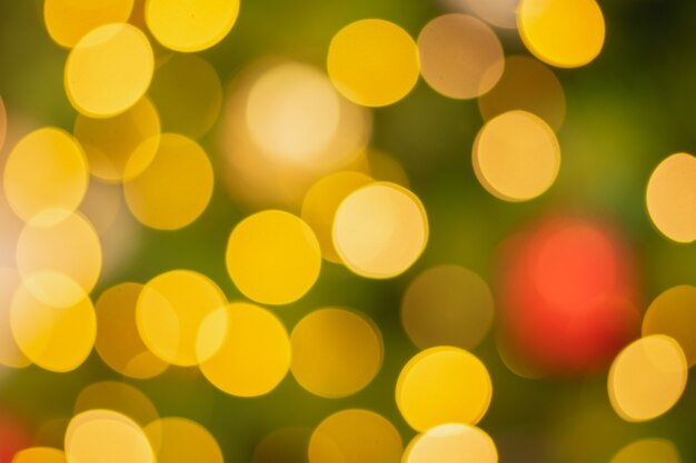 Fondo de círculo bokeh dorado y multicolor para navidad y feliz año nuevo con espacio para mostrar mensajes