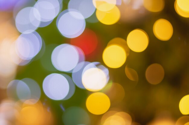 Fondo de círculo bokeh dorado y multicolor para navidad y feliz año nuevo con espacio para mostrar mensajes