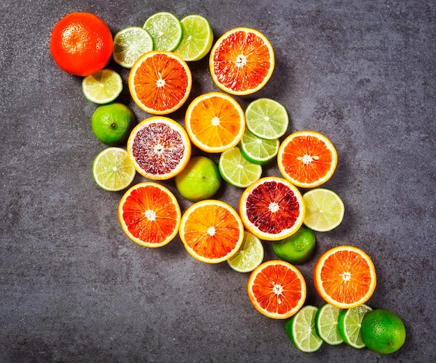 Fondo de cítricos con rodajas de limón y naranja sanguina como concepto de dieta y alimentación saludable, vista superior, endecha plana