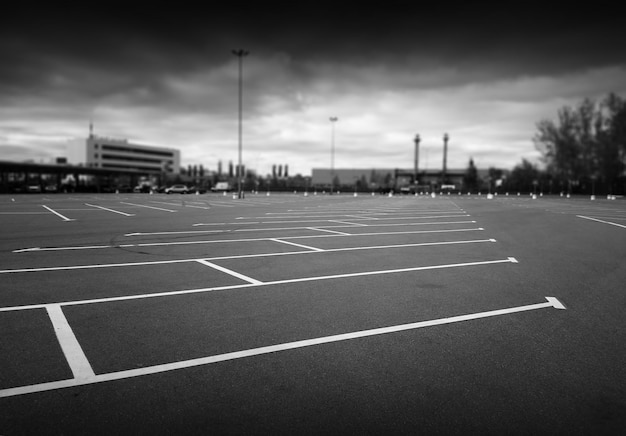 Fondo de ciudad de estacionamiento de coche vacío blanco y negro diagonal