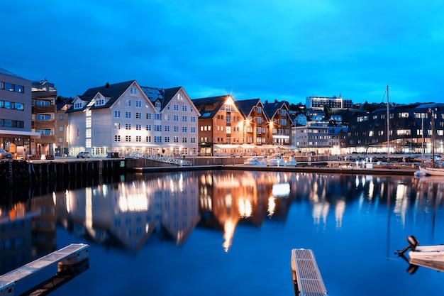 Fondo de la ciudad de la noche de Tromso hd