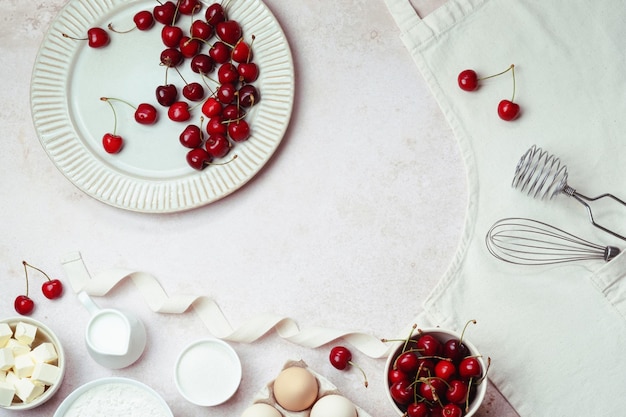 Fondo de cocción de cocina de verano con ingredientes cerezas ingredientes para hornear utensilios de cocina