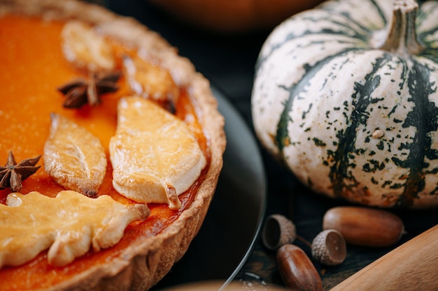 Fondo de cocción de otoño con pastel de calabaza calabaza hojas de otoño amarillas sobre fondo de madera