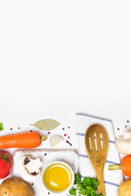 Foto fondo de cocina de alimentos verduras frescas especias y champiñones sobre fondo blanco