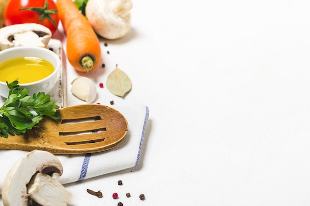 Fondo de cocina de alimentos Verduras frescas especias y champiñones sobre fondo blanco