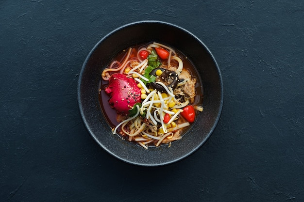 Fondo de cocina asiática de comida tradicional ramen