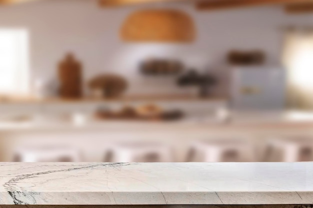 Fondo de cocina borroso con mesa de mármol vacía.