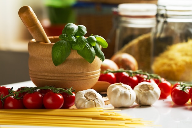 Fondo De La Cocina Cocinar El Concepto Del Alimento. Detalle del proceso de cocción. Verduras en la tabla. Cocina de pasta italiana.