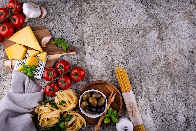 Fondo de cocina de comida italiana con pasta