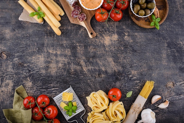 Fondo de cocina de comida italiana con pasta