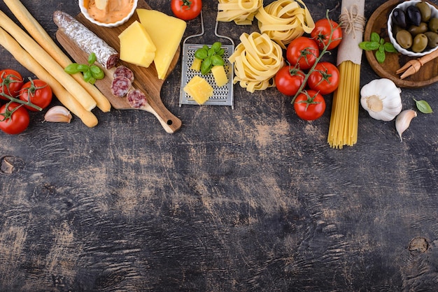 Fondo de cocina de comida italiana con pasta