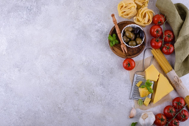 Fondo de cocina de comida italiana con pasta