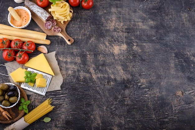 Fondo de cocina de comida italiana con pasta