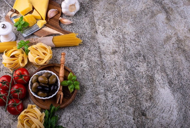 Fondo de cocina de comida italiana con pasta