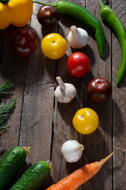 Fondo de cocina, concepto de cocina casera. Tomates maduros, cuchara, hierbas y especias sobre fondo de madera, vista superior, espacio de copia