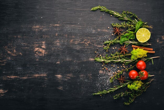 El fondo de la cocina Un conjunto de especias y verduras frescas Vista superior Espacio libre para su texto Sobre un fondo de madera