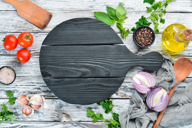 El fondo de la cocina Cubiertos y tablero de cocina Vista superior Espacio libre para su texto Estilo rústico