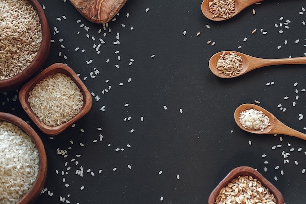 Fondo de cocina de diferentes tipos de arroz y cereales en woo