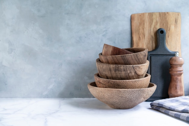 Fondo de cocina elegante con utensilios de cocina en encimera de mármol