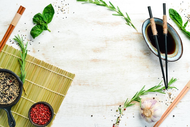 Fondo de cocina japonesa Verduras y especias en la mesa de la cocina Vista superior Estilo rústico