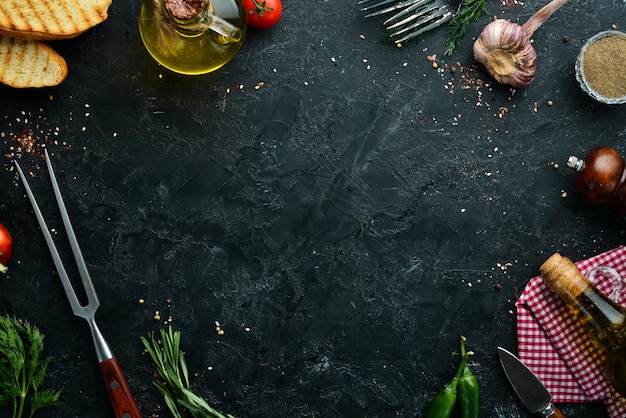 Fondo de cocina negro. Verduras e ingredientes. Vista superior. Espacio libre para su texto.