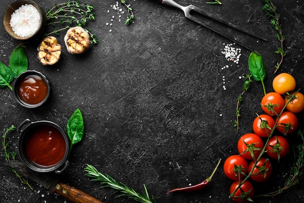 Fondo de cocina de piedra negra Especias y verduras Vista superior Espacio libre para el texto