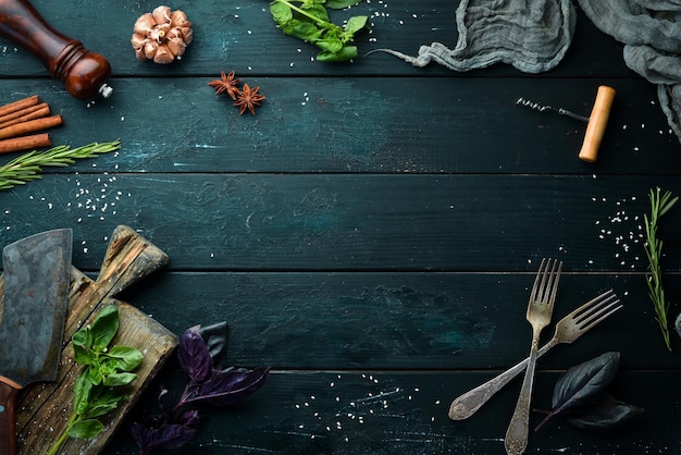 El fondo de la cocina Sobre un fondo de madera negra Vista superior Espacio libre para el texto