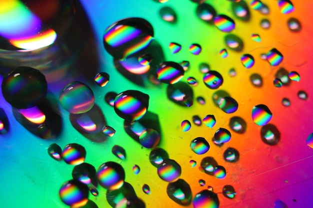 Un fondo de color del arco iris con gotas de agua sobre él