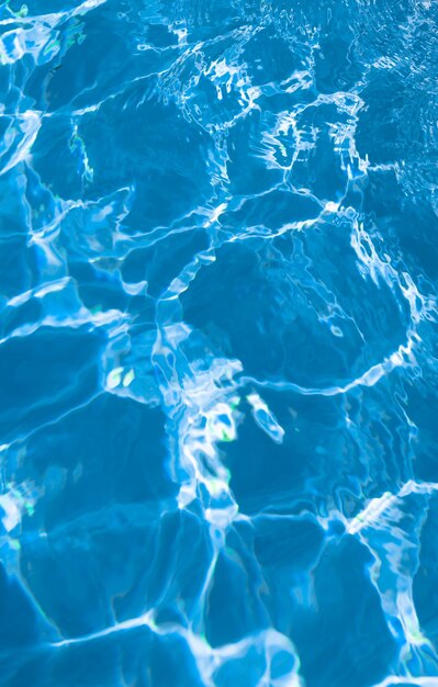 Fondo de color azul del agua de la piscina con ondas en bahamas