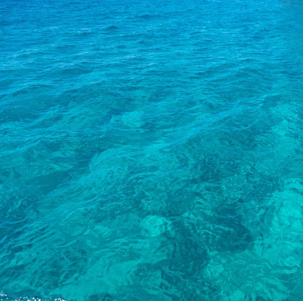 Fondo de color azul turquesa de la superficie del mar Agua cristalina tranquila con pequeñas ondas