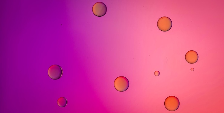 Foto un fondo de color púrpura y rosa con burbujas flotando en el agua