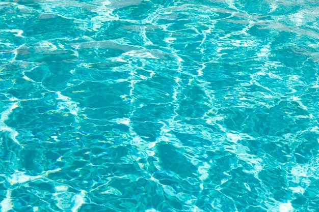 Fondo de color turquesa del agua de la piscina con ondas en malibu