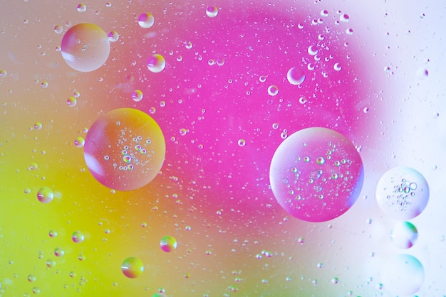 Un fondo colorido con burbujas de aceite y la palabra aceite.