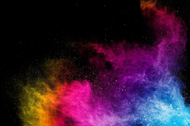 Foto fondo colorido de explosión de polvo pastel salpicadura de polvo de color arco iris sobre fondo negro
