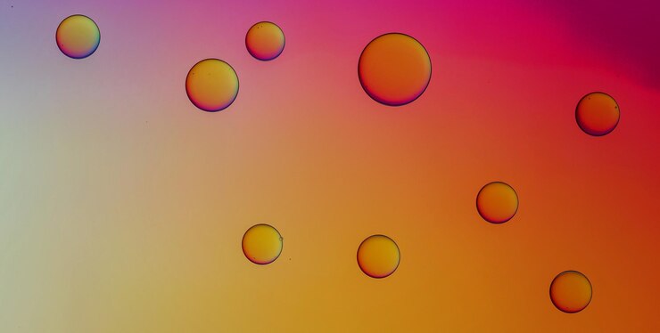 Foto un fondo colorido con gotas de agua que son de color naranja y amarillo