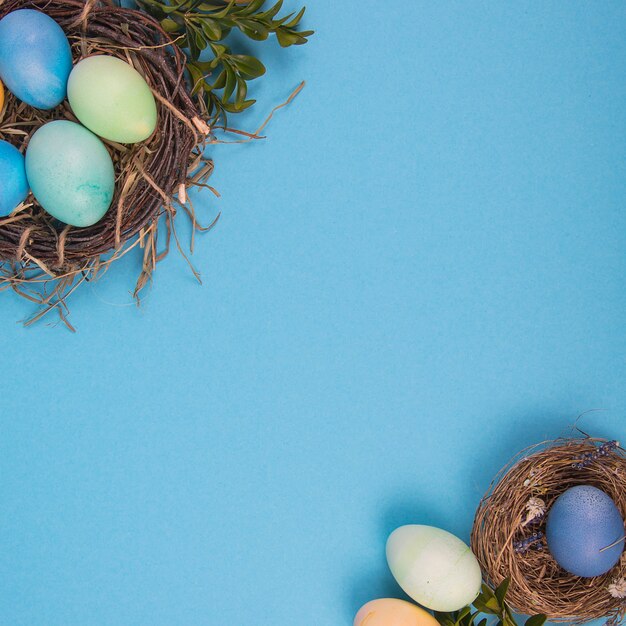 Fondo colorido con huevos de Pascua sobre fondo azul.