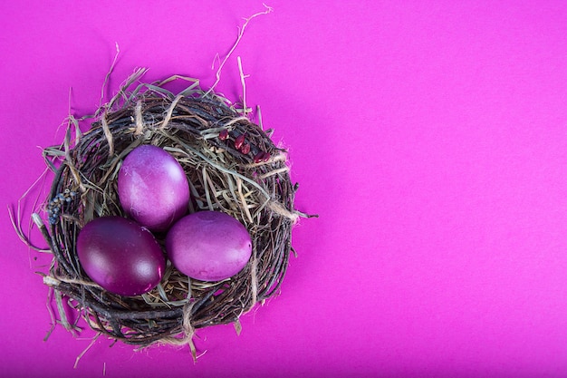 Fondo colorido con huevos de Pascua sobre fondo lavanda. Concepto de Pascua feliz