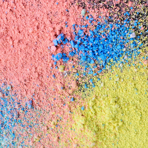 Fondo colorido de polvo de tiza. Partículas de polvo multicolores salpicadas sobre fondo negro.