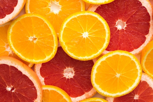 Fondo colorido con rodajas de naranja jugosa y pomelo